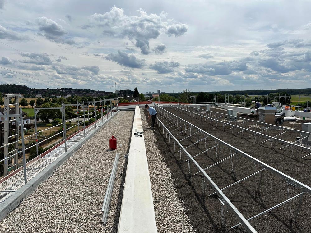 Flachdach mit BMI Kunststoffbahnen, Begrünung und PV-Aufständerung