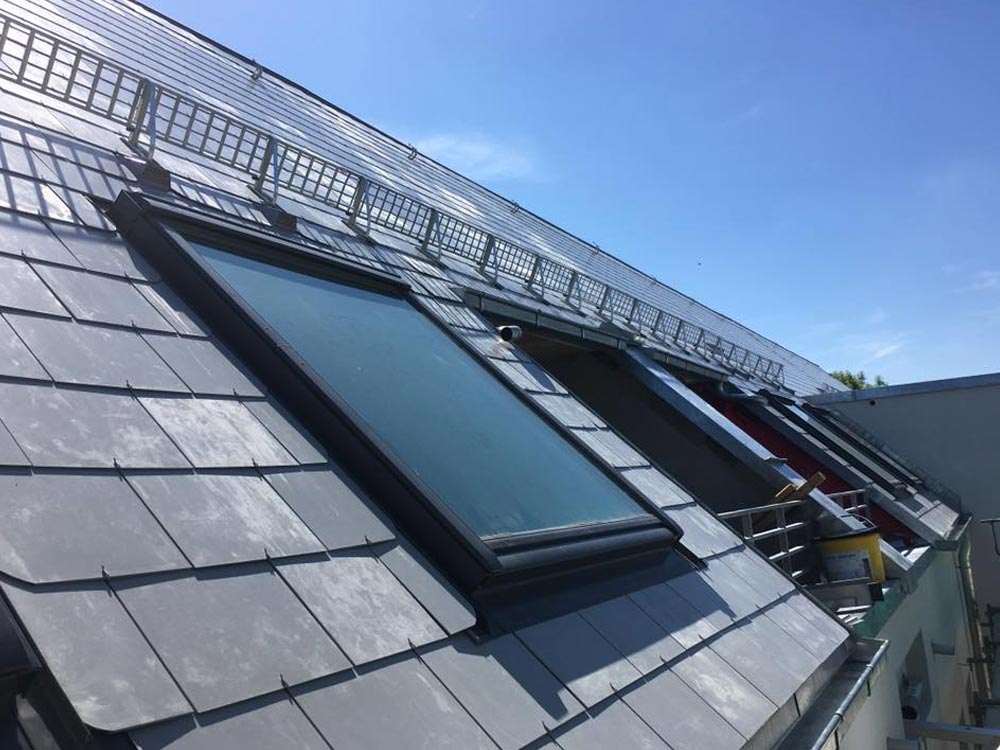 Geneigtes Dach mit Eternit Schablonen